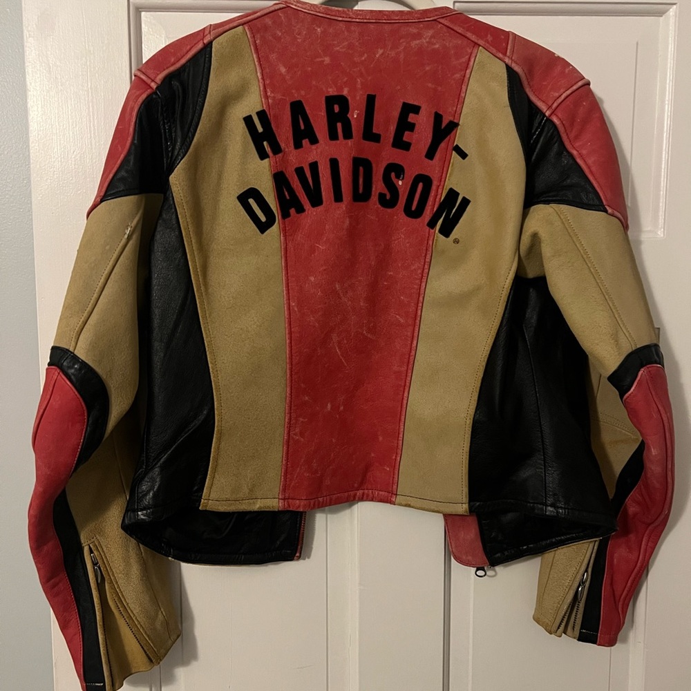 Vintage one of a kind 1900s Harley Davidson authentic leather jacket. Woman’s S.